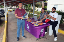 Ganador con su premio por adivinar la marca incognita.