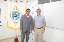  Julio César Aparicio, junto a Dr. Francisco Arango, profesor asesor 