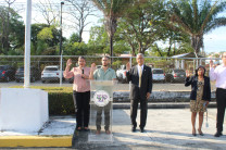 Juramento a la bandera por la Lcda. Lesbia Ramos, Secretaria Académica 
