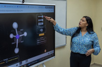 Profesora Amanda Watson.