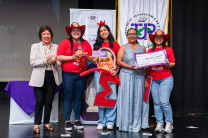 El reconocimiento a la mejor barra animadora fue para el Depto. de Cafetería.