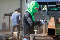 Labores de mantenimiento de la estructura metálica, incluyendo la preparación de superficies y la aplicación de pintura anticorrosiva.