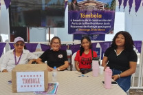 Los estudiantes voluntarios participaron activamente en la recaudación de fondos destinados a la construcción de un atrio techado.