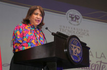 Dra. Ángela Laguna Caicedo, Rectora Encargada de la UTP, Premio Anual a la Labor Sobresaliente del Personal Administrativo.