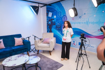 La estudiante Angélica Montenegro explica a los asistentes los detalles técnicos y la adecuación realizada en el estudio de grabación.