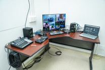 Detalle del moderno equipo de grabación y edición automatizado instalado en las nuevas instalaciones del Estudio UTP–LAENOG.
