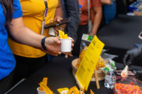 Naturany se distingue por el uso de tecnología de convección forzada, que reduce el uso de aceite en más del 80%, elimina grasas trans y conserva el sabor natural de ingredientes como el plátano.