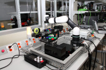 En el laboratorio de Biomédica los estudiantes e ingenieros trabajan en la investigación, diseño y desarrollo de soluciones tecnológicas para problemas médicos y de salud.
