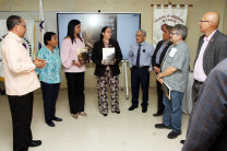 La Dra. Berbey-Álvarez junto a miembros de la comunidad universitaria.