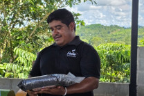 Lic. Claudio Castillo, explicando el proceso de producción de Café Pintao