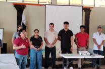Lic. Elvia Martínez, Mgtr. Emily Ortiz, Dr. Francisco Arango y estudiantes