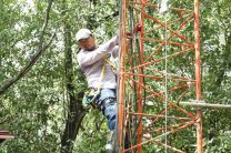 El Lic. Felipe Rivera apoyó en las labores de mantenimiento en la torre.