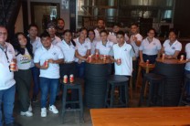 Lic. Nicole Carles, Lic. José Escobar, Mgtr. Miguel López y estudiantes en la fábrica de la Cervecería Clandestina.
