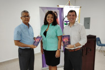 Lic. Yesibel Bethancourt autografío libros para el Ing. Efrain Conte y el Dr. Francisco Arango.