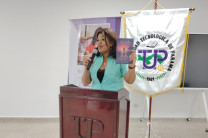 Lic. Yesibel Bethancourt en la presentación de su libro.