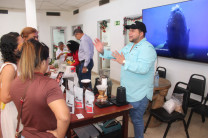 Licdo. Ortiz explicando la mejor forma de degustar un café.