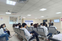 Licenciado Jorge Rudas brindando una charla a los estudiantes.