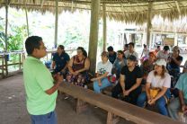 Líder de la Comunidad Emberá explica historia Emberá a participantes de la gira científica.