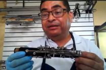 El Prof. Ricardo Delgado demuestra la limpieza de un clarinete.