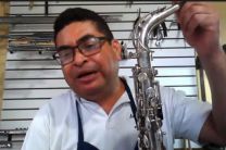 El Prof. Ricardo Delgado demuestra la limpieza de saxofón.