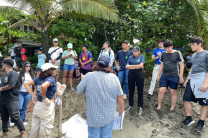 Participaron 20 voluntarios, acompañados por la docente Mgtr. Lizbeth Torres y la Mgtr. Eunith González, Ayudante de Investigación en el área de medio ambiente.