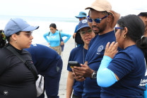 La Dra. Guerra junto a estudiantes que colaboraron en el proyecto.