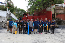 Foto grupal de la actividad en Playa Gorgona.
