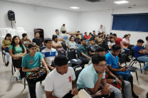 Estudiantes atentos a la disertación sobre la cultura de preparación y las herramientas clave de los chilenos.