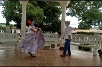 Los estudiantes Berta Cecilia Rivera y Álvaro Sánchez, bailaron la cumbia atravesada “La Espuela”. 