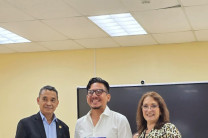 Entrega de la Revista Maga al escritor Dionisio Guerra.