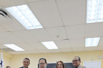 Entrega de la Revista Maga al profesor Héctor Collado.