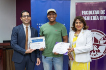 Estudiante recibe de mano de las máximas autoridades de la UTP y MIVIOT su certificado de participación. Entrega de certificado.