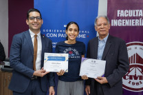 Estudiantes le hacen entrega de certificado de participación. Entrega de certificado.