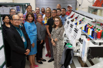 Autoridades realizan recorrido por la librería, lugar donde se encuentra el equipo