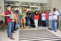 La mascota compartió con la comunidad universitaria como parte de la promición de los juegos.