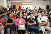 Estudiantes presentes de diferentes facultades.