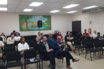 Los participantes presenciales del seminario sobre materiales para la energía: la ruta hacia el desarrollo sostenible, atienden la exposición del expositor.