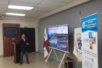 El expositor, Dr. Miguel Ángel Morales Zapata, investigador y expositor del seminario realiza su exposición.