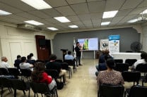 Observamos al expositor del CINEMI, Dr. Miguel Morales Zapata durante su presentación.