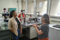 Magister Maudi Barragán en el Laboratorio de toxicología del IPEN.