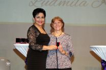 Mgtr. Alma Urriola de Muñoz, Vicerrectora Académica, entrega Medalla Víctor Levi Sasso a la Ing. Ludmila Kravchuk.