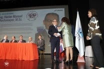 Secretaria Ejecutiva del CAB, Dra. Delva Batista, coloca condecoración al Rector de la UTP, Ing. Héctor Montemayor.
