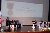 Mgtr. Alma Urriola de Muñoz, Vicerrectora Académica, en la entrega de la Medalla Víctor Levi Sasso.