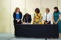 La Dra. Laguna estampa su firma en el convenio.