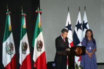 Vicecanciller de la República, Marta Gordón y S. S. Santiago Mateos Sibrián, Encargado de Negocios de la Embajada de los Estados Unidos Mexicanos