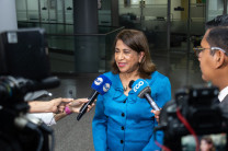 Luego de la presentación de la memoria, la Rectora Laguna dio entrevista a los medios de comunicación