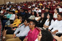 En un abarrotado Teatro Auditorio, los estudiantes recibieron sus Menciones Honoríficas.