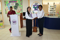 Licda. Evet Clachar, Directora del Centro Regional de la UTP en Colón, entregando reconocimiento.