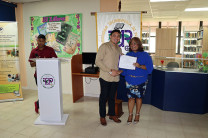Lcda. María José Subera, del Departamento de Bienestar Estudiantil, entregando reconocimiento.