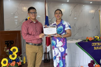 Dra. Lineth Aalín de Meier entrega certificado de Mencion Honorifica Dra. Lineth Aalín de Meier entrega certificado de Mencion Honorifica